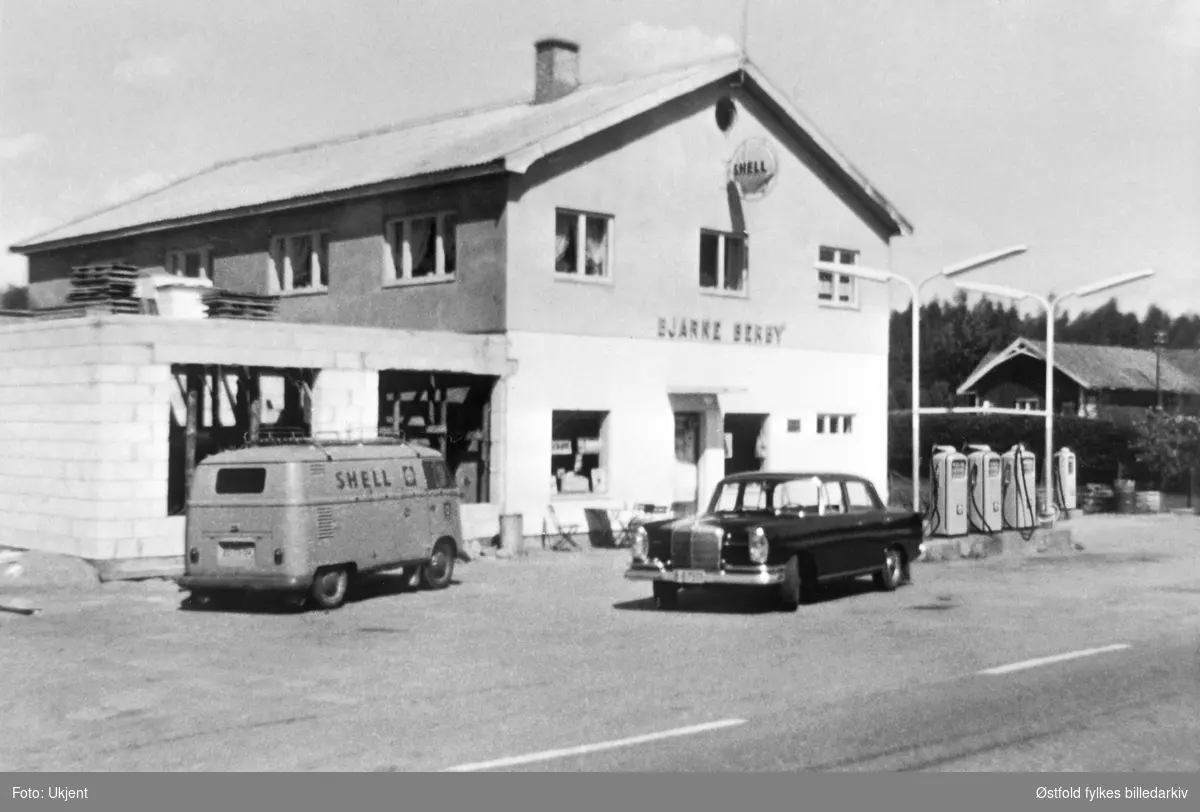 Bjarne Berbys bensinstasjon og bilverksted i Varteig, utvidelse av butikken. Reklameskilt for SHELL. Varebil, Volkwagen Pickup og Mercedes personbil står utenfor bygningen.