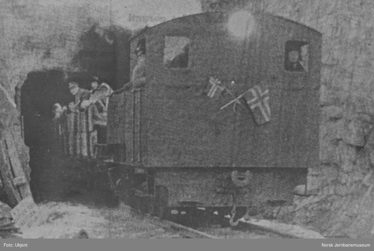 Det første toget kommer ut av Grønlifjell tunnel lørdag 24. november 1956