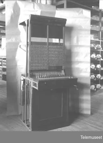 Telefonsentral, magneto multippelveksler for Asti, front av 4 abonnementbord. 12.4.1915. Elektrisk Bureau.