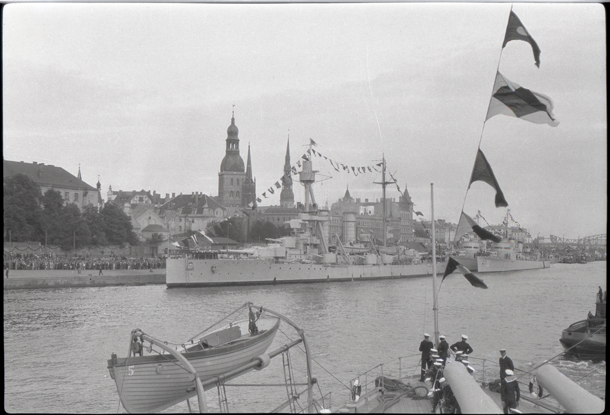 Från kung Gustaf V:s statsbesök i Riga 31 juli 1929. Bakom pansarskeppet DROTTNING VICTORIA ses jagarna av Ehrensköld-klass EHRENSKÖLD (innerst, dold) och NORDENSKJÖLD (med IK-nr 12). Bilden är tagen från pansarskeppet SVERIGE.