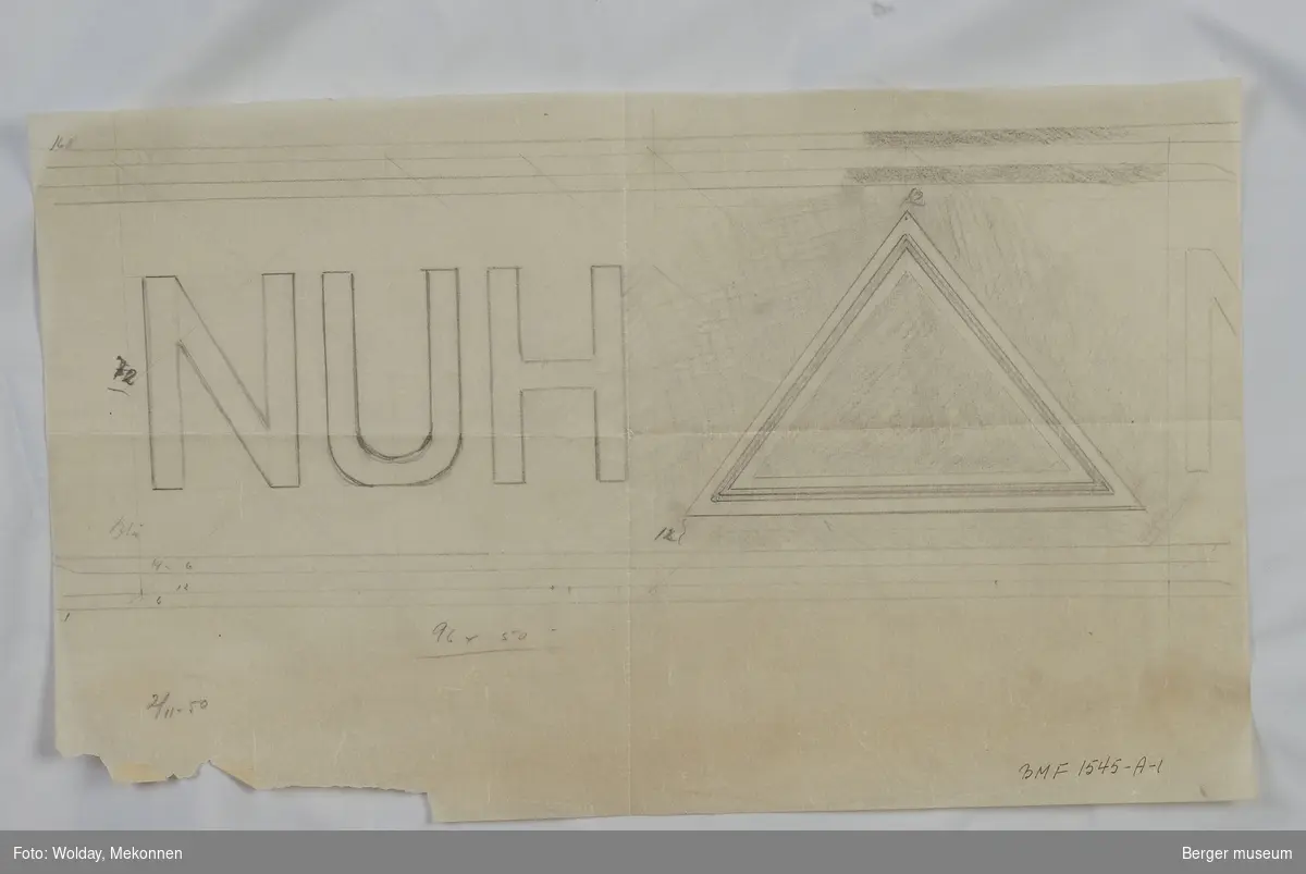 "NUH" med pyramide trekant. Norges Ungdomsherberger

