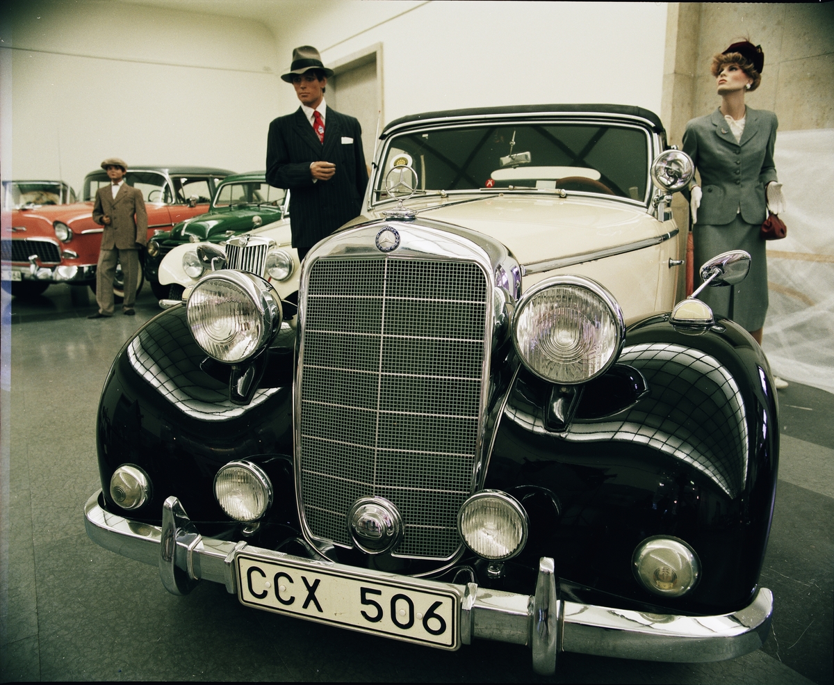 Pressbilder av "Automobilhistoriska klubben" utställning, Sverige- salen. Mercedes 170 A, årsmodell 1950 och dockor med 50-tals kläder.