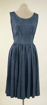 Blå ärmlös klänning med tillhörande jacka 106163:2 av blått shantungsiden.
Blixtlås mitt bak.
Sydd av givaren på 1950-talet.