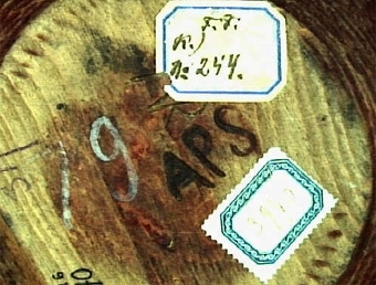 Snibbskål, målad i brunaktigt rött. I bottnen är brännstämplat "APS" samt ristat "AR"(?)