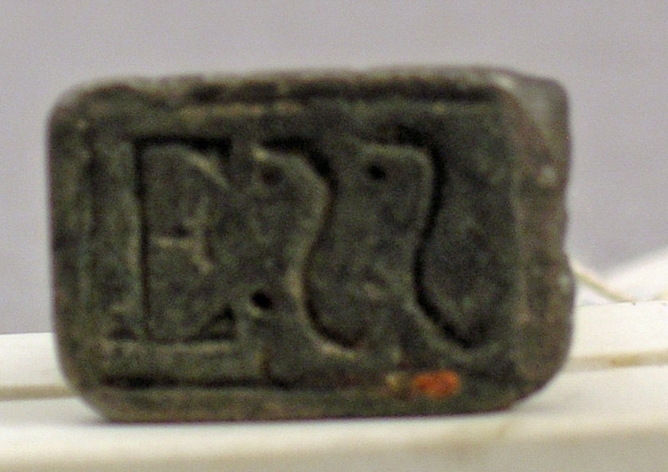 Sigillstamp i snidat ben med ingraverade initialer: ESS. Skaftet format som en käpp med krök.