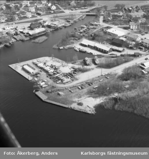 Karlsborg, flygfoto. Bebyggelse vid varvsområdet (Rödesunds varv åren 1908 - 2001) samt del av Kanalholmen i bakgrunden. Foto: Anders Åkerberg, 1973. Endast neg finns.