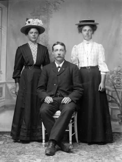Smeden Otto Isaksson med brorsdöttrarna Emilia och Hilda