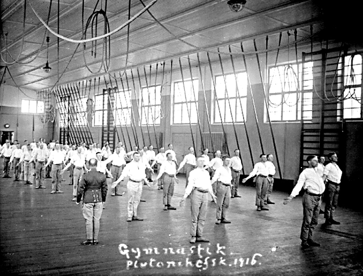 Bildtext: Skövde, I 9.
Militärbild.
Plutonchefskolan, gymnastik.
År 1916.