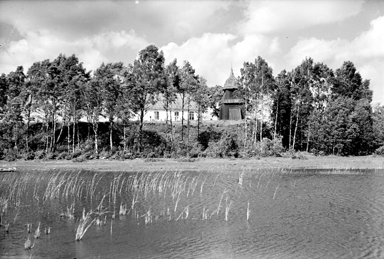 Fivlereds socken.
Kyrkan vid sjön Lönern.