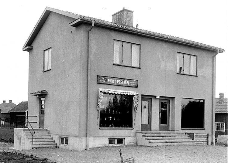 Lars och Gunvor Sundins hus.
I huset fanns Ernst Edströms Ur & Optik och en damfrisering.