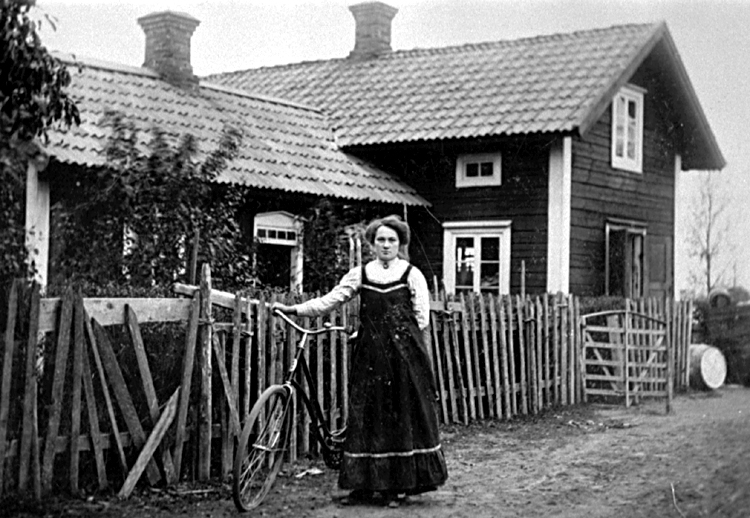 Sandhems handel, Korsvägen 1911.
Ester Nilsson.

Melin ägde affären sista tiden.