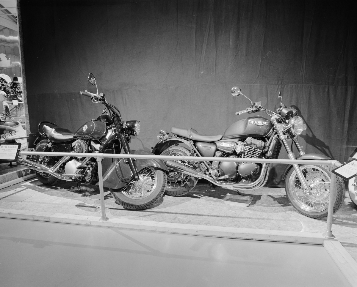 Dokumentation av "Motorcykeln 100 år" i Wallenberghallen. Kavasaki, Triumph årsmodell 1999.