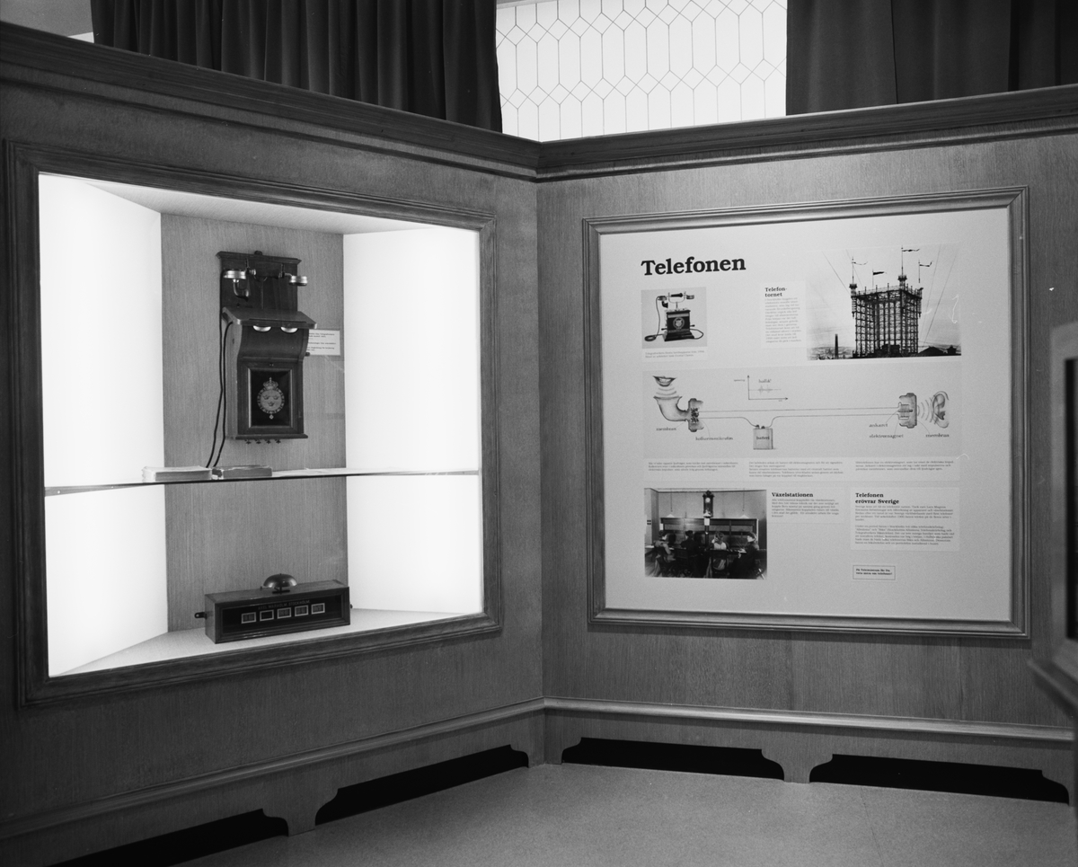 Dokumentation av utställningen "Teknikens under för 100 år sedan", Elkraftsmuseet. Monter med telefoner och bild på telefontornet i Stockholm.