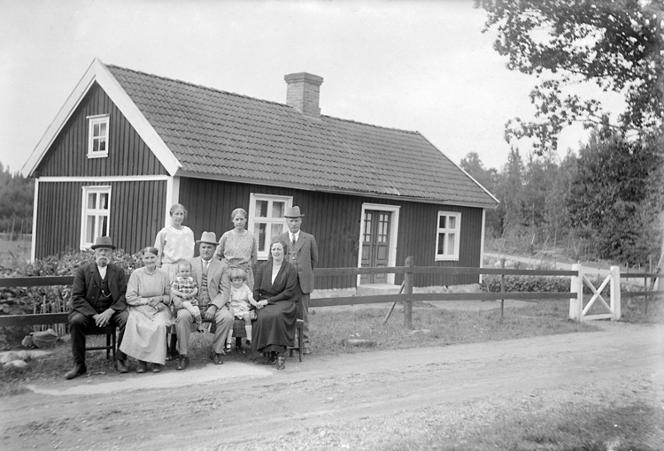 Korpral Lindquist, Siggarud, Lyrestad med sin familj.