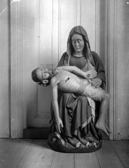 Falköping.
Kyrkan, interiör.

PietÃ  = Bild eller skulptur av den sörjande Maria, med den döde Jesus i sina armar.

Arkeolog Hanna Rydh.

Hanna Rydh, 1891-1964, var den första kvinnan som disputerade inom svensk arkeologi.