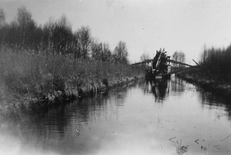 Mudderverk rensar upp kanalerna vid sjösänkningen av Hornborgasjön.
1930-40-tal.