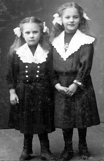 Flickorna Stenberg, Madängsholm, Tidaholm.

Skräddarmästare Carl G. Petterssons samling, Törestorp, Daretorp. Fotona är från slutet av 1800-talet till början av 1900-talet.