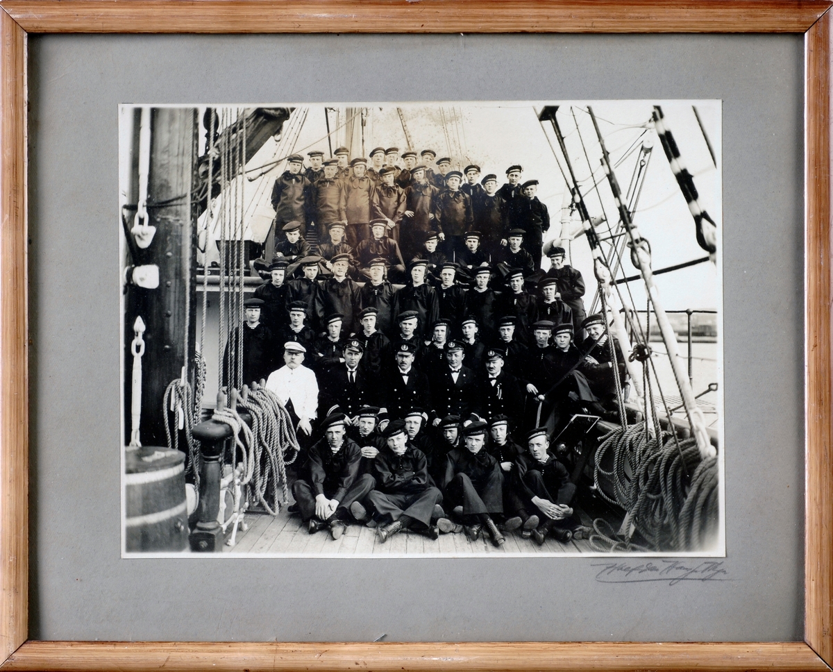 Befal og elever ombord Skoleskipet "Tordenskjold" 1926.