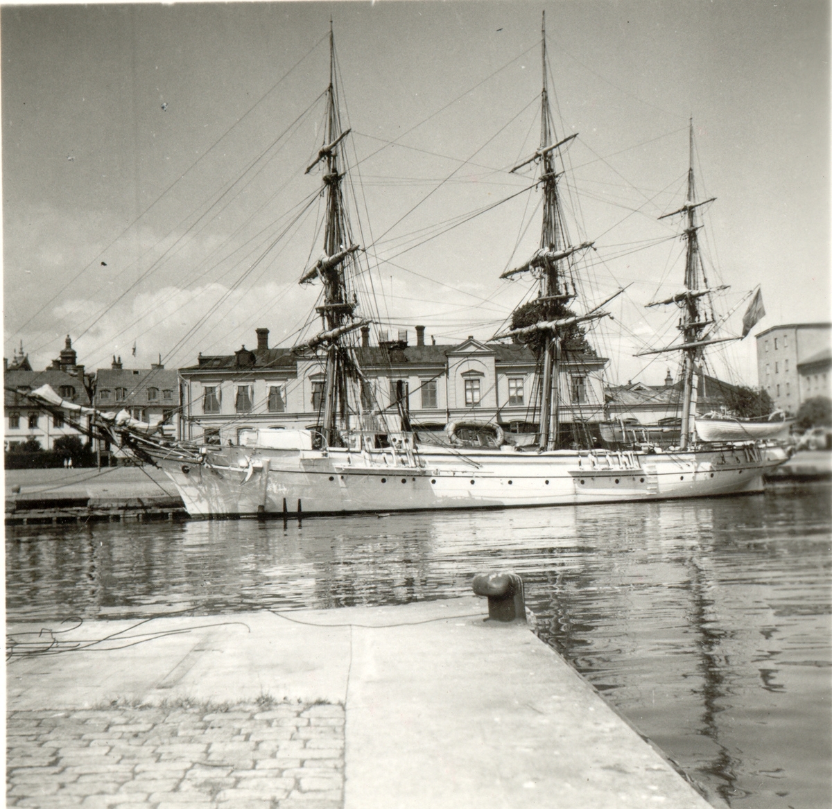 "Jarramas" i Kalmar hamn. Numera museifartyg i Karlskrona.