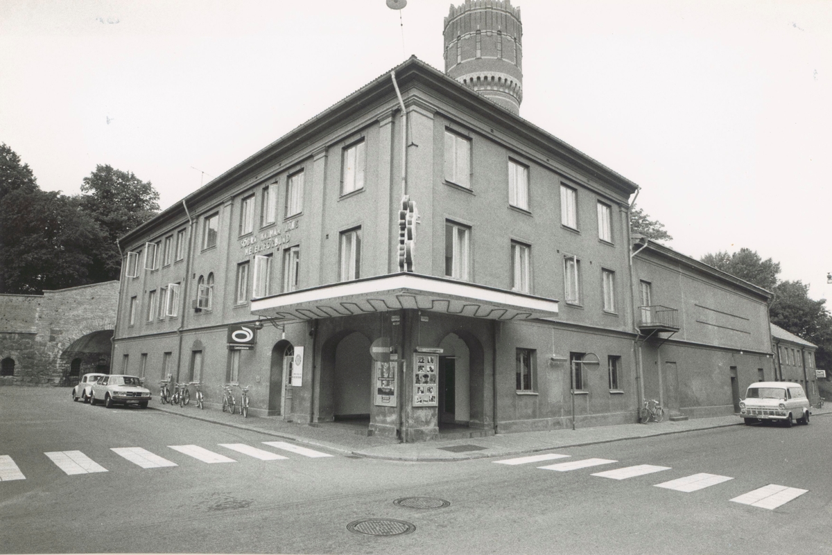 Biografen Palladium. Fasad mot Larmgatan - Norra Långgatan. I fastigheten har tidigare bl a varit skola. Sedan bion lade ner har det varit butik och restaurang i fastigheten. Bilderna är tagna inom ramen för Kalmar kommuns inventering av Kvarnholmens bebyggelse 1970-1971 och skänkta till länsmuseet.