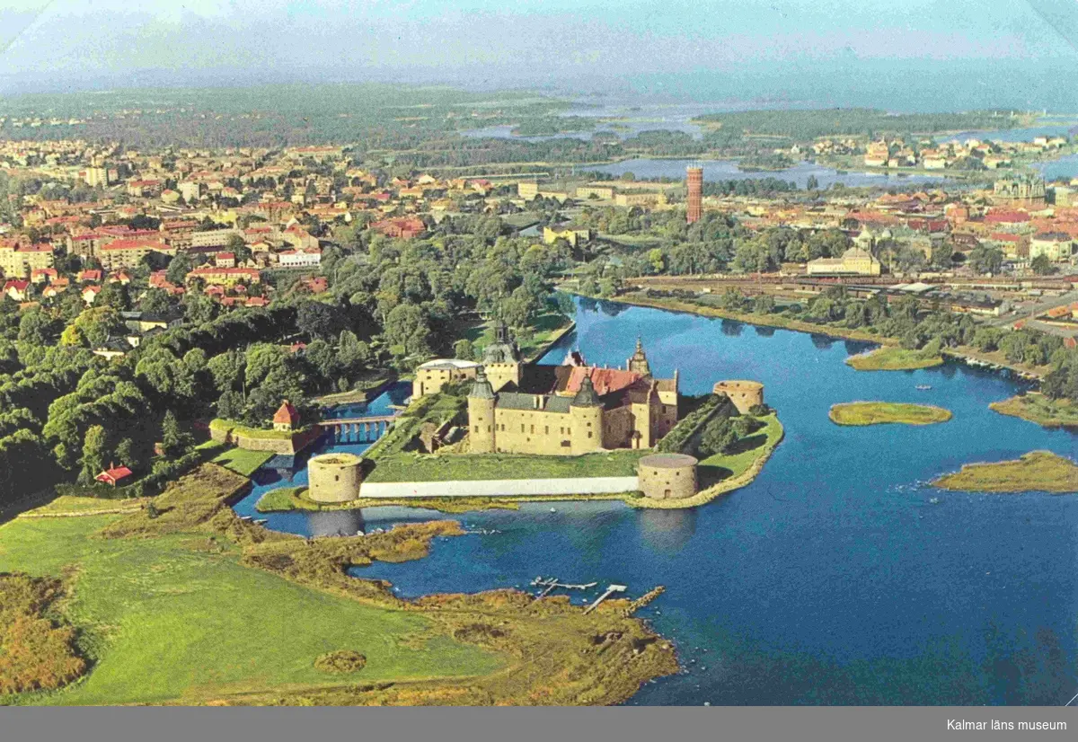 Kalmar slott och stad från luften.
