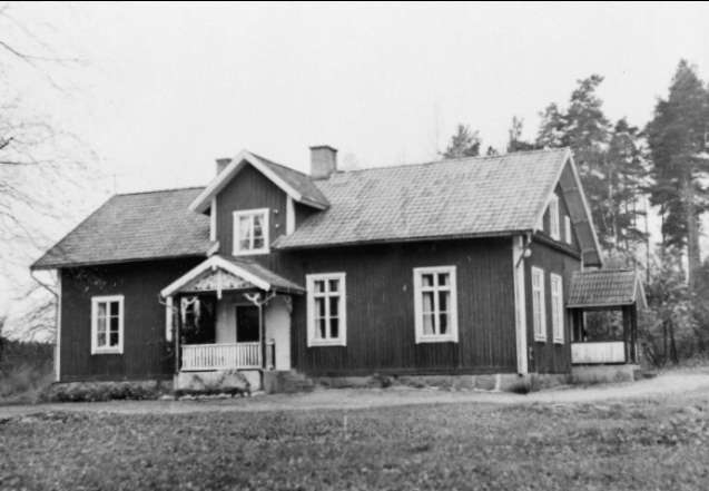 Bovikens skola. Skolan tillkom 1867. Nuvarande skolhus uppfört efter brand 1904. Förstoringar 27 x 40 och 26 x 35 cm. Neg finns.