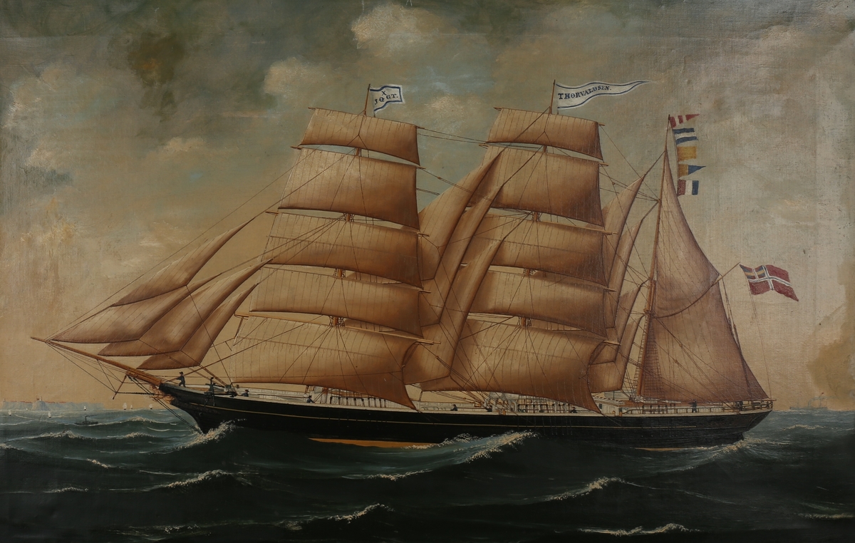 Skipsportrett av bark THORVALDSEN under fart med unionsflagg i mesanmasten samt signalflagg.