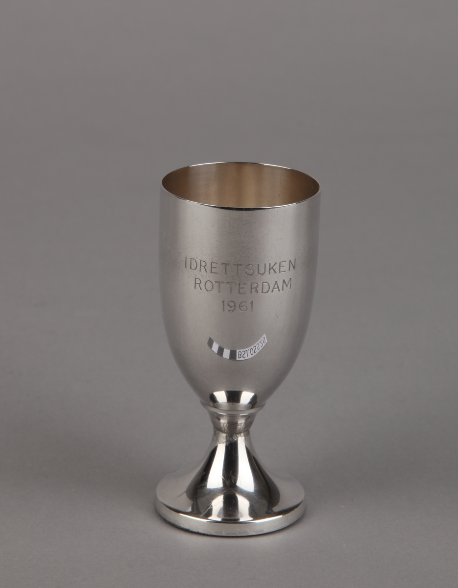 Sølvpokal fra idrettsuken Rotterdam 1961, på sokkel.