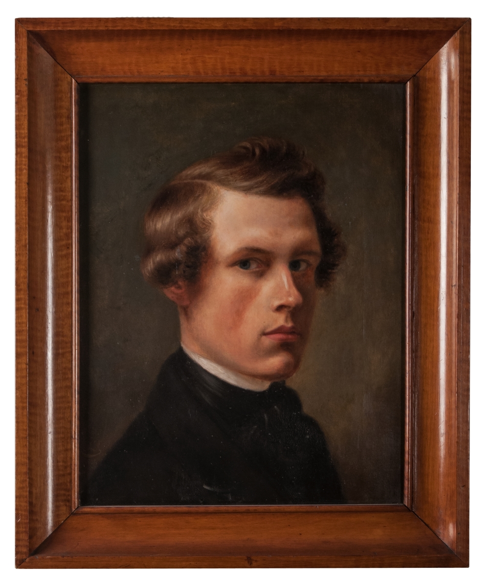 Självporträtt av August Jernberg 1845, vid 19 års ålder. Bröstbild med ansiktet vänt åt höger, och blicken mot betraktaren. Blekt ansikte i varm ton, och brunt, lockigt hår. Vit krage, i övrigt svartklädd. Fonden i dunkelt grön nyans.
