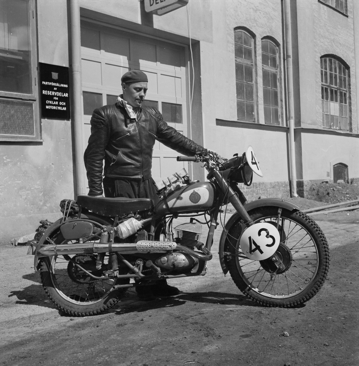Elon"Guld" Forsberg med motorcykel, Nymanbolagen, Uppsala, juni 1952