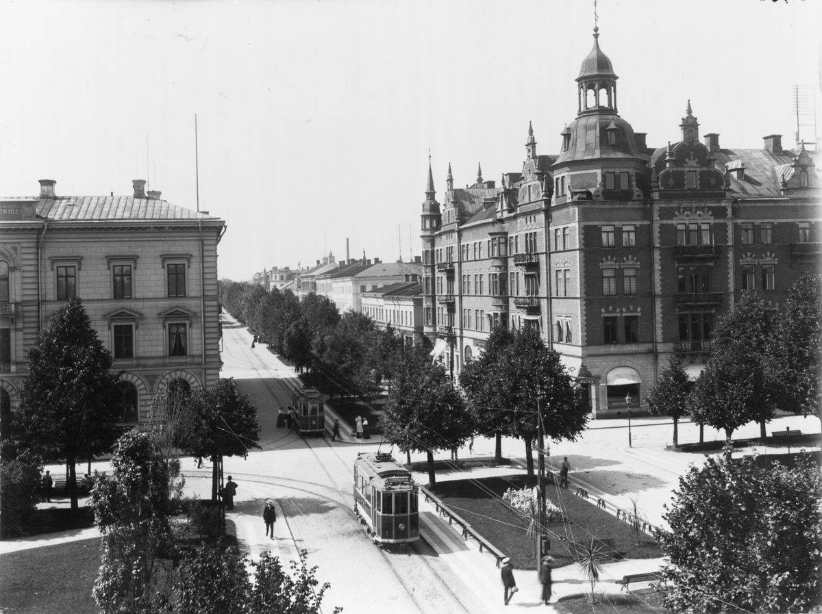 Korsningen mellan Nygatan och Norra Kungsgatan. Till vänster Gävle Stadspark, till höger  Gevaliapalatset.
