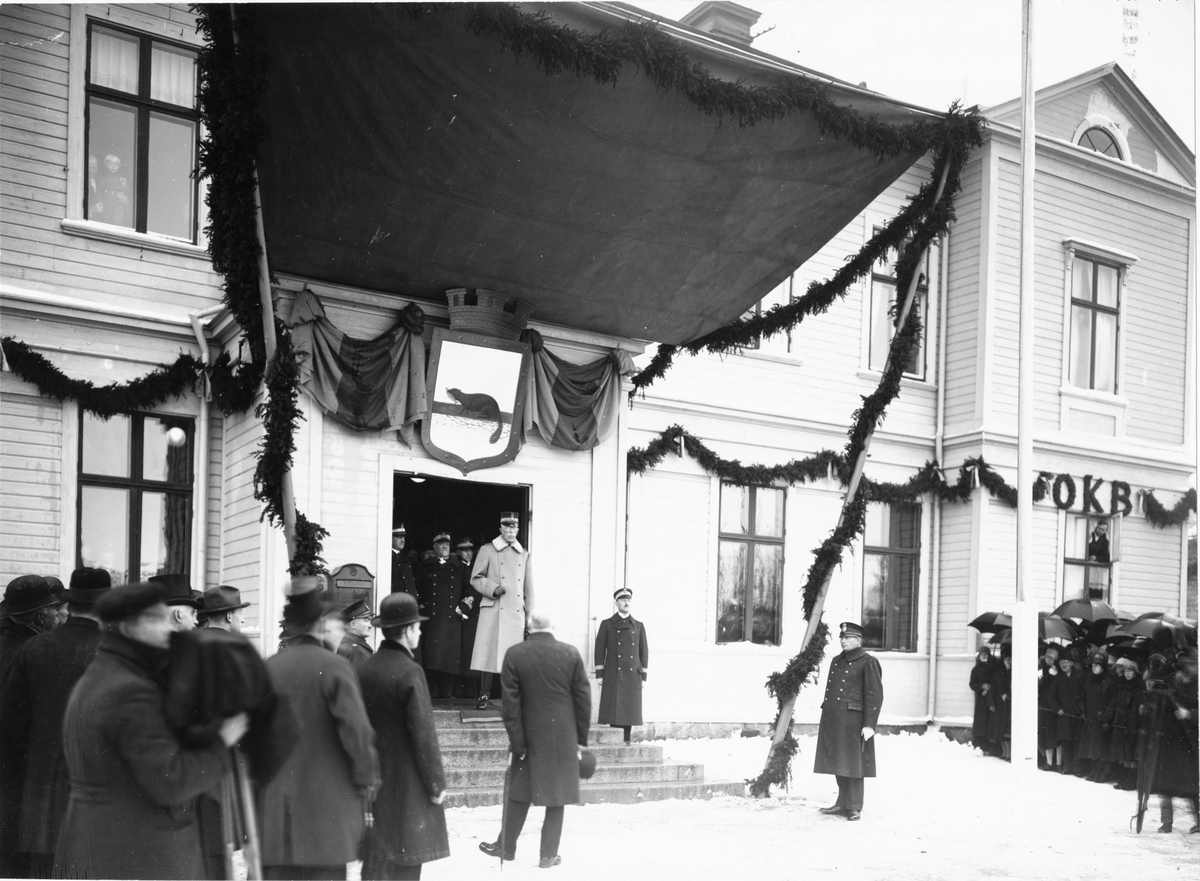 Hans Majestät Konungen Gustav V i Härnösand vid ostkustbanans invigning 18 juni 1927. Stadsvapnet är Härnösands.