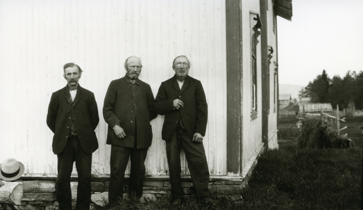 Tre menn stående innved husvegg i Ljørdalen (?) 
1) Jon Halvorsen Opset (10/3 1869 - 1937) 
2) Per Olaf O. Torgals (11/10 1867 - 1937) 
3) Halvor Jonsen Opset (11/6 1843 - 1936)