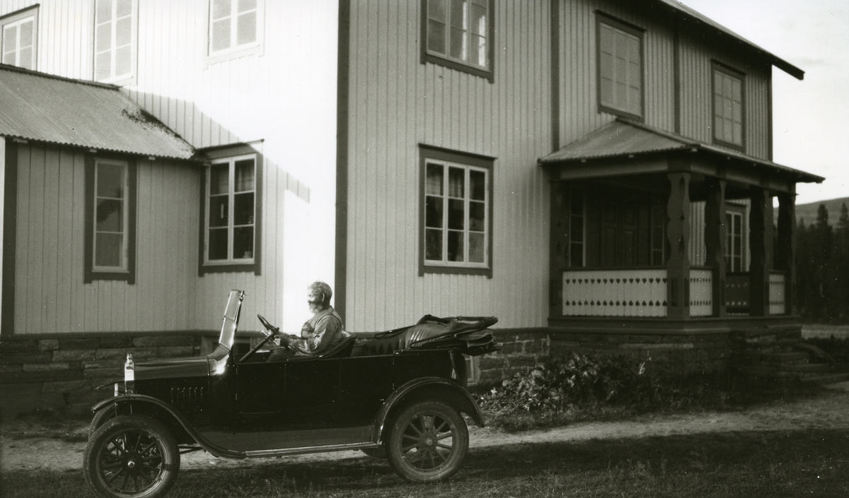 Mann, Ole Floden (14/2 1880 - 1951), i bil foran bygning i Floden, Skåret.