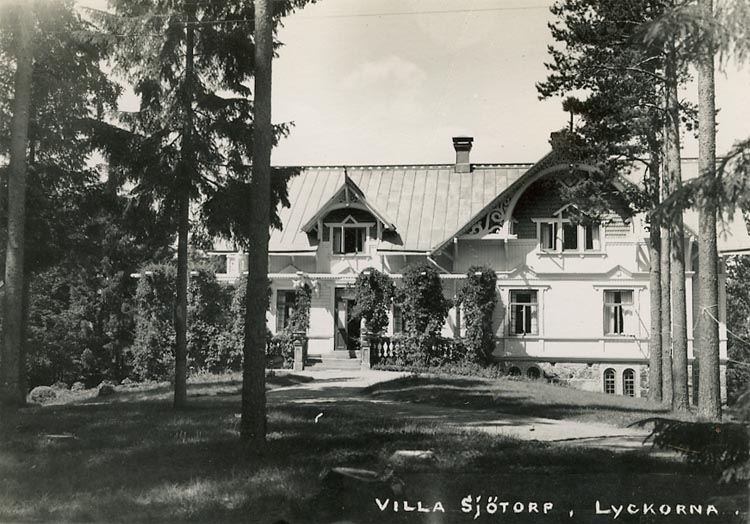 Enligt Bengt Lundins noteringar: "Villa Sjötorp. Lyckorna. Mellan furor".