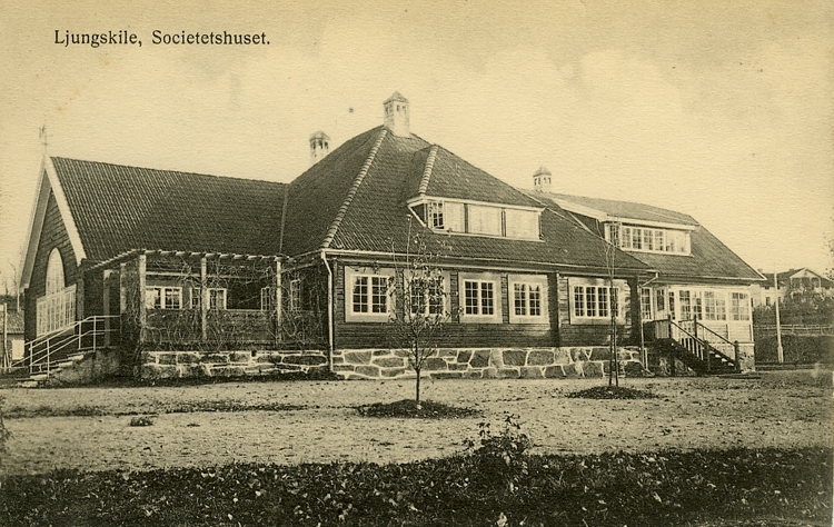 Enligt Bengt Lundins noteringar: "Societetshuset. Nyplanterade träd. Ljungskile".
