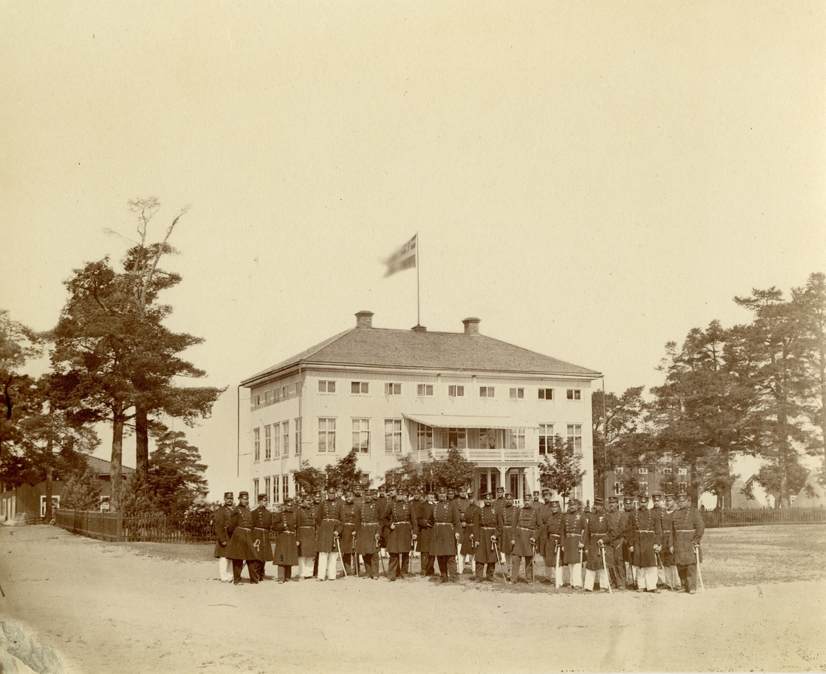 Grupporträtt av officerare och soldater vid Hälsinge regemente I 14, Mohed 1860-talet.