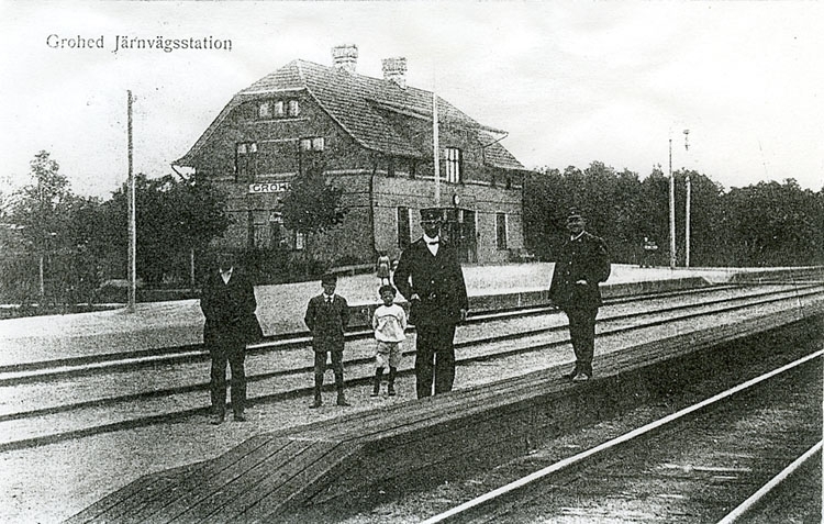 Enligt Bengt Lundins noteringar: "Grohed järnvägsstation med presonal".