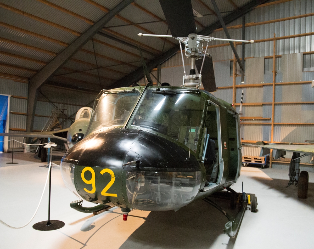 Helikopter, HKP 3C 
Augusta Bell 204B

Märkning: På nosen kodsiffra 92. På bakkroppen kodsiffra 92, kronmärke samt FC.