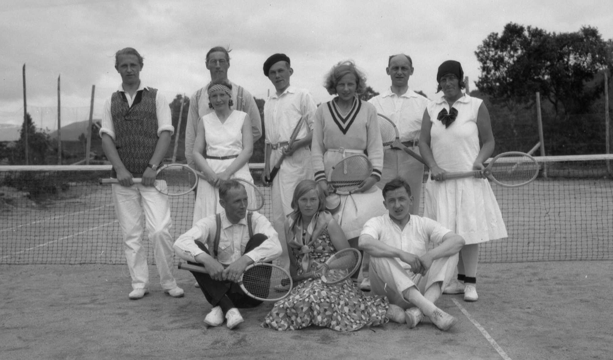 Tennismatch på Kippermoen. Tennisspillere oppstilt for fotografen. Kvinner og menn.