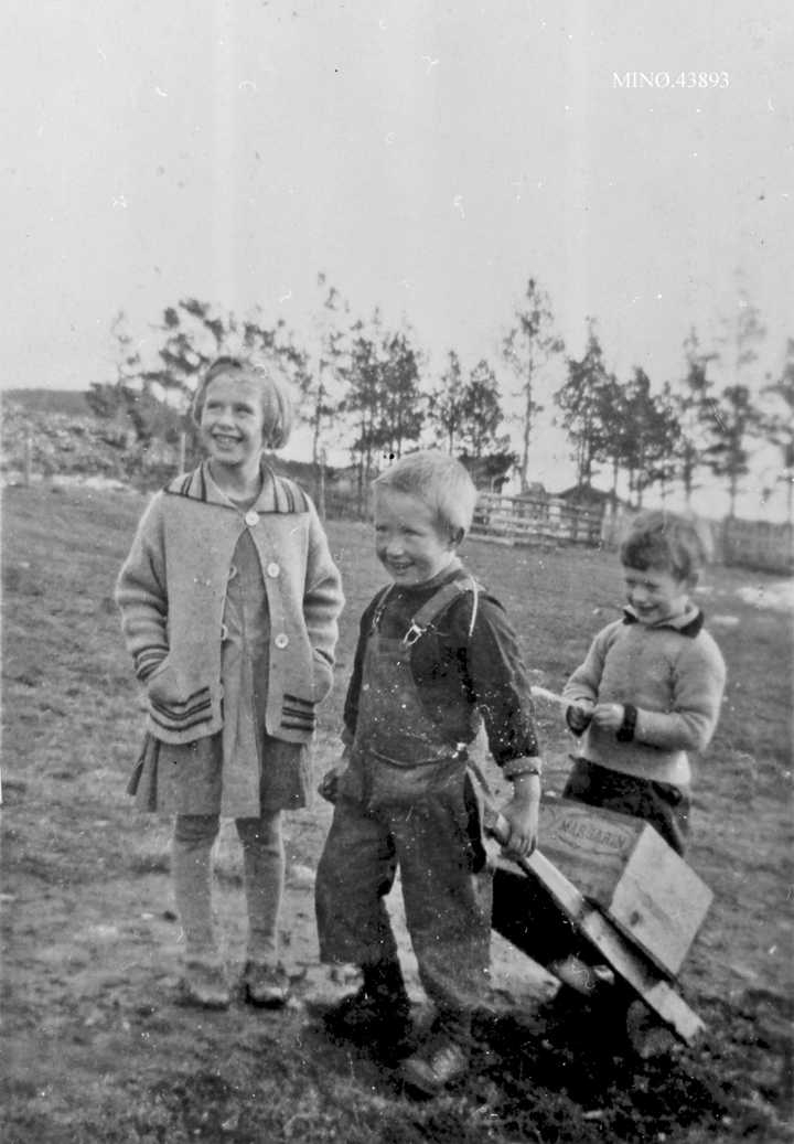 Tre barn, klær, trillebår, 3 unger i lek, Magnhild Olstad, Sigmund Botten, Oddmund Olstad, 
