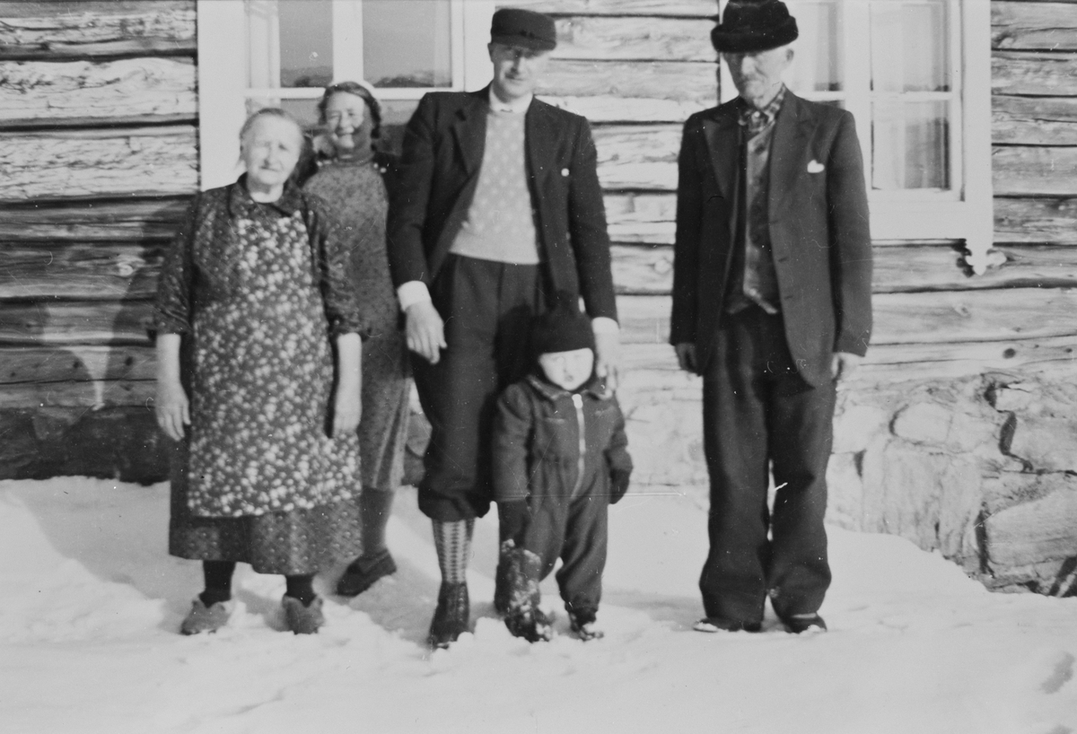 Gårdsfolket i tre generasjoner samlet foran tømmerbygning på Vintervollen, Glåmos, ca 1950