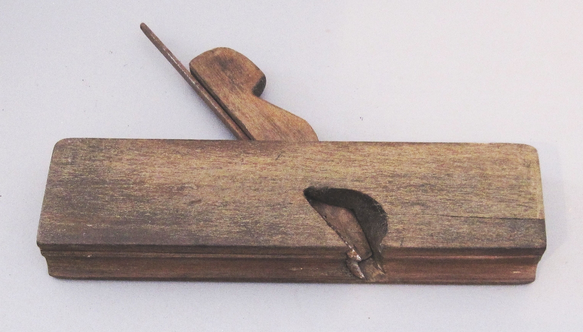Høvel med treskaft og knivblad av stål brukt til å høvle profiler, lister etc.