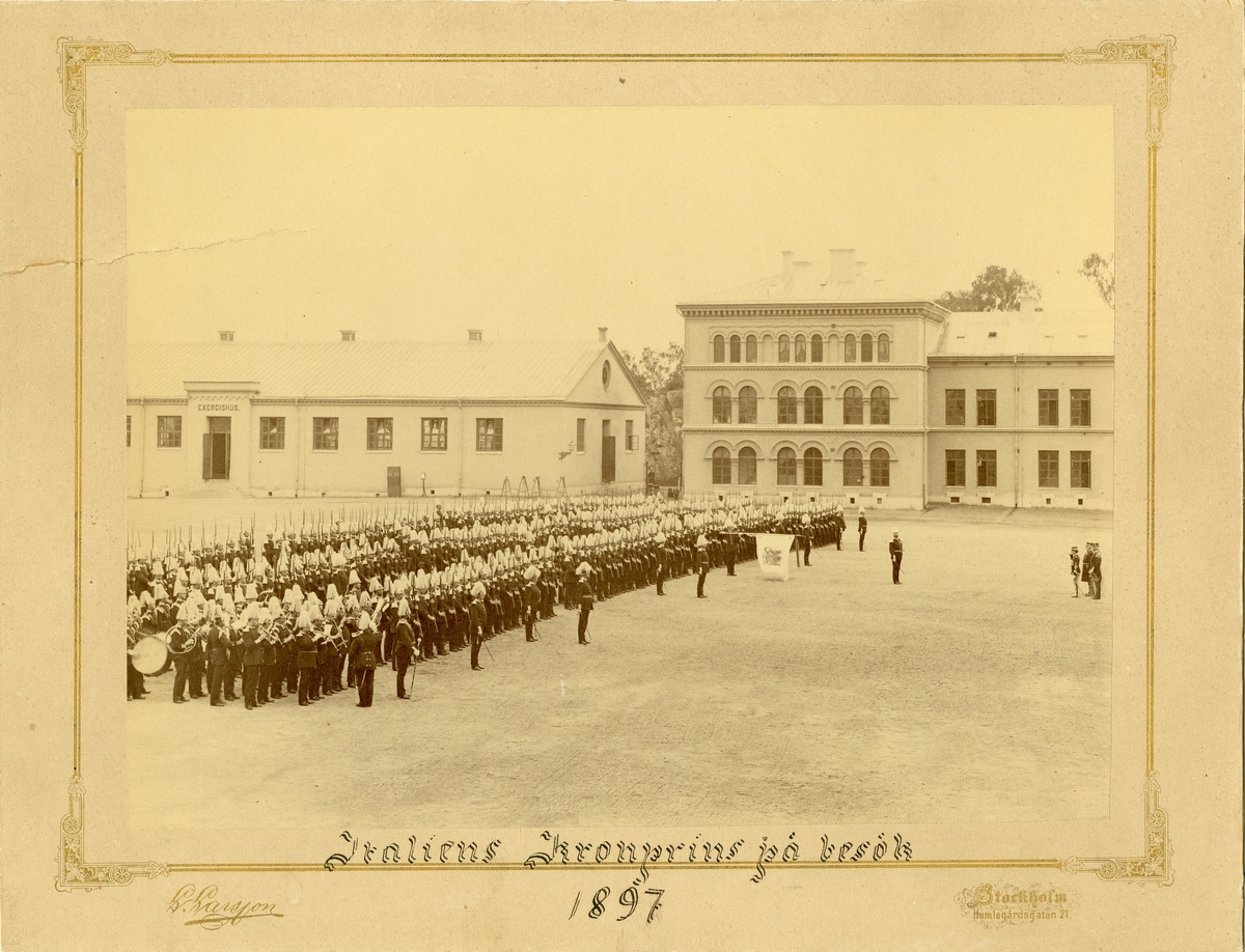 Göta livgarde I 2 uppställt på kaserngården vid besök av Italiens kronprins 1897.
