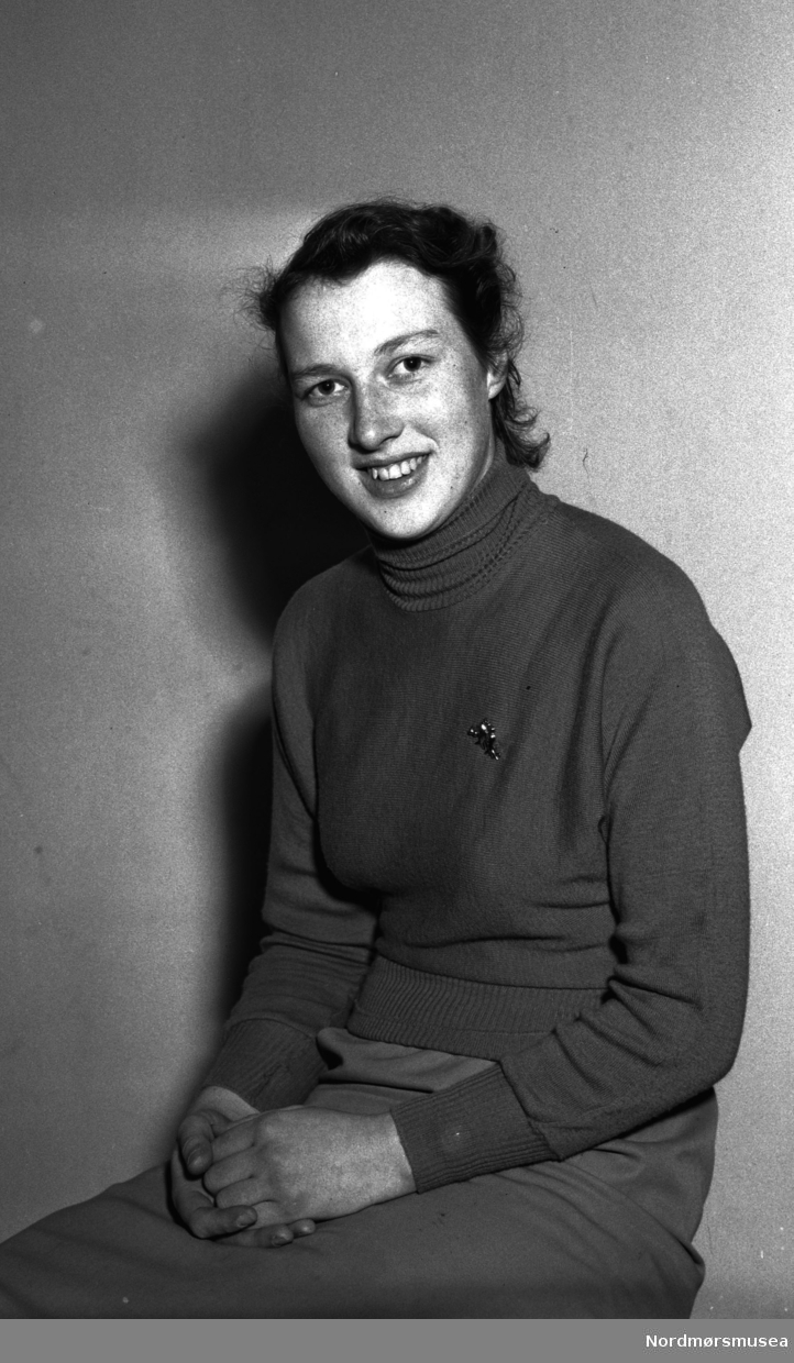 Portrettfoto av Elsa Lyngstad ved Kristiansund kommunale Husmorskole, på høstkurset 1954. Fra Nils Williams fotoarkiv. Fra Nordmøre museums fotosamlinger. EFR2015



