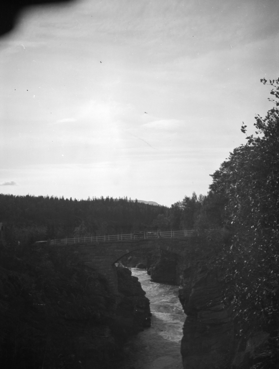 Steinbru over Lågen ved Steindalsbakken, Harpefoss. Bygd 1898 og sprengt under krigen 1940.