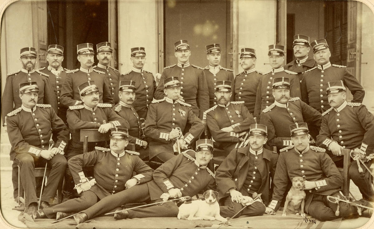 Grupporträtt av officerskåren vid Andra livgardet 1891.