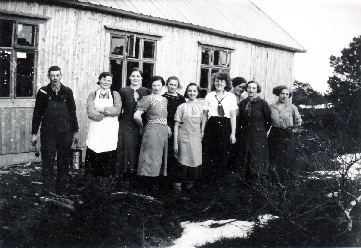 Deltakere på vevkurs utenfor det nybygde ungdomshuset Solvang i Tranøy 1937.