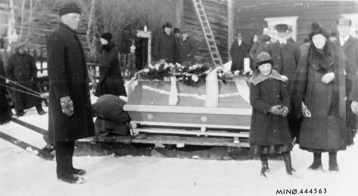 Begravelsen til Per Trøen, Dalsbygda, Begravelse, personer, kiste, bårebukett, bygning. 