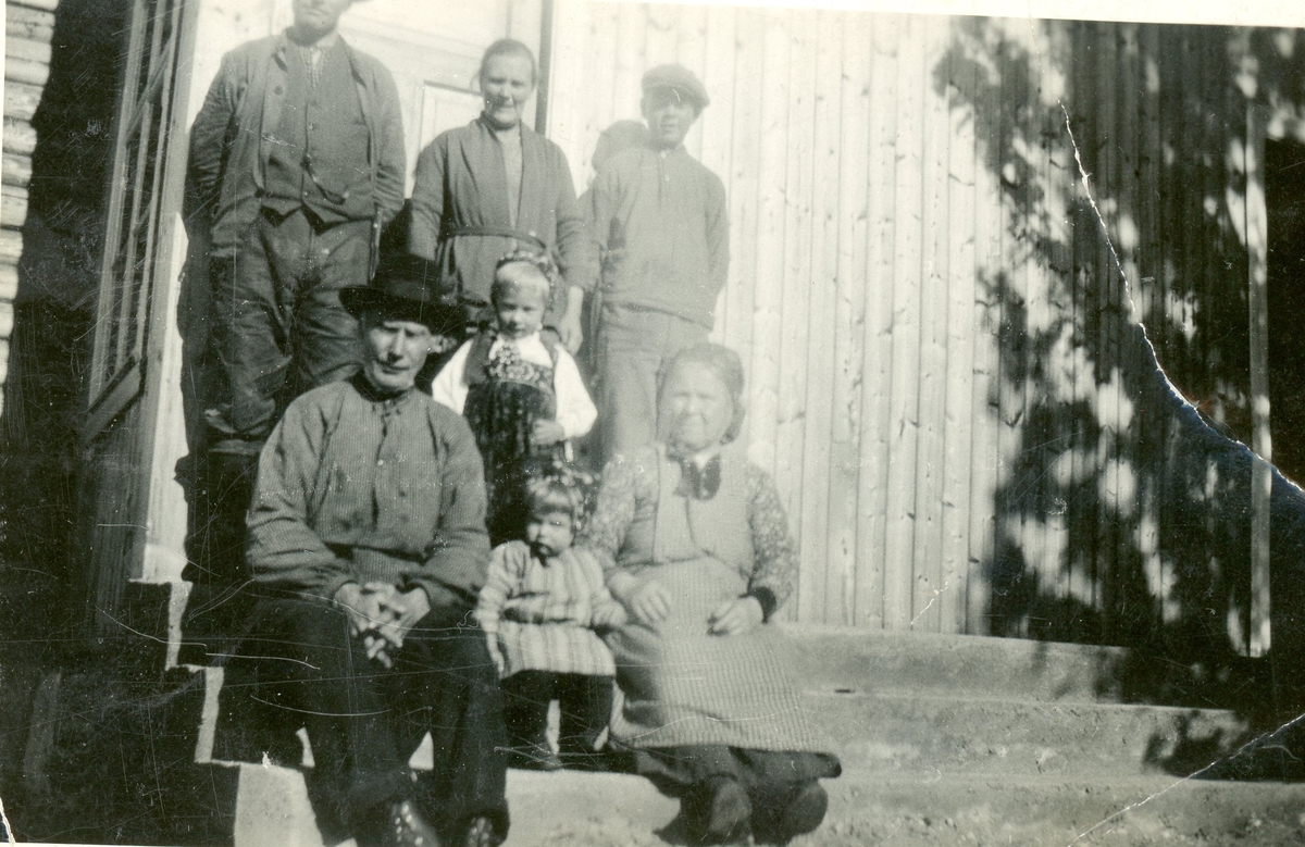 Gruppe,Familie,Gamlestugu på Jorde 1930.
Framme frå v,OttarRotneim Jorde,Ottar Jorde og Kjersti Rust Jorde